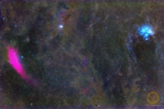 Californianebel (rot) und Plejaden (blau): 102 Bilder mit 120 Sekunden, ISO 1000, 135 mm, F 2,0 an Nikon Z6 auf Skyguider Pro. 20 Darks und Flats