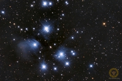 M45, Plejaden. 24 Bilder mit 180 Sekunden, ISO 5000, RC 6 mit Reducer (920 mm, F 6,0) an Nikon Z6 auf EQM35 Pro. Autoguiding MGEN3. 4 Darks, 20 Flats und Biases