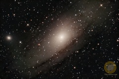 M31, Andromedagalaxie, Eispfad, 27 Bilder mit 300 Sekunden, ISO 4000, F 9.0, RC 6, 1340 mm an D5300a auf EQ6, Auroguiding MGEN3, 20 Biases, 8 Darks