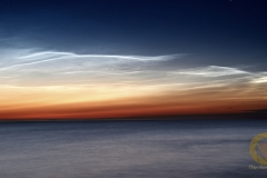 Polnischer Ostseestrand bei Gaski. Leuchtende Nachtwolken.