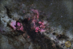 Nebelgebiete im Sternbild Schwan: 56 Bilder mit 45 Sekunden, ISO 2000, 85 mm, F 2,0 an Nikon Z6 auf Minitrack LX3