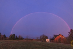 Regenbogen, gegenüber der Sonnenaufgang