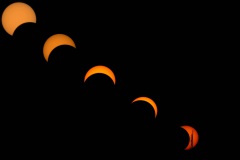 Die Phasen der Sonnenfinsternis am 12. August. Zum Ende ging die Sonne hinter dem Deister unter. Für einen kurzen Augenblick war der Fernmeldeturm auf dem Deisterkamm direkt vor der noch partiell verdunkelten Sonne zu sehen.