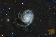 M101, Pinwheelgalaxy, 159 Bilder mit 3 Minuten. ASI 071 MC Pro, RC 6 bei 1340 mm, auf EQ6, Gain 90, Offset 25, Dithering, Autoguiding OAG mit ASI 220 mini. Stellarmate OS auf Raspberry 4. Drizzle 2 beim Stacking.