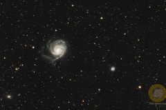 April: M101, Pinwheel Galaxy, 69 Bilder mit  90 Sekunden, ISO 5000, Apo 540 an D5300a auf EQM35 Pro, Autoguiding MGEN3. Je 20 Flats, Darkflats, Biases, 16 Darks