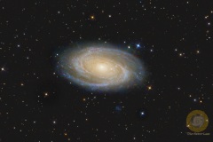 M81, Bodes Galaxie, 96 Bilder mit 4 Minuten. ASI 071 MC Pro, RC 6 bei 1340 mm, auf EQ6, Gain 90, Offset 65, Dithering, 15 Darks, 20 Flats, 20 Darkflats. Autoguiding OAG mit ASI 220 mini. Stellarmate OS auf Raspberry 4. Drizzle 2 beim Stacking.