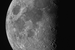 Mond. Panorama aus 3 Bildern. Für jedes Bild ein Video mit 1000 Frames. Stack aus den besten 25 Prozent. ZWO ASI 715 MC an Apo 540 mm auf EQ6. Software ASI-Studio (Stacking), Registax (Schärfen), Autostitch (Panorama), ACDSee
